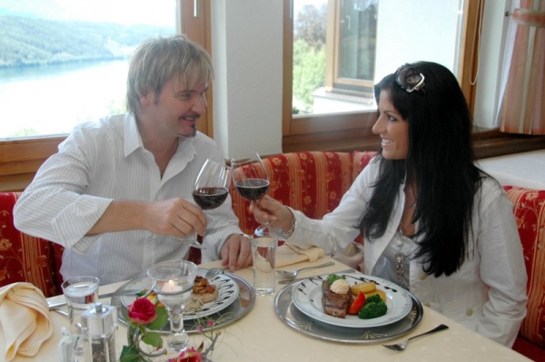 Nik P. beim Abendessen